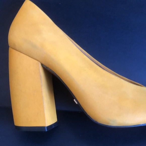 L’Intervalle Gold faux suede gold block heals. Size 5. - Picture 9 of 14